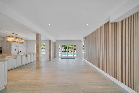 House in North Miami Beach, Florida 4 bedrooms, 299.05 sq.m. № 1929710 - photo 11