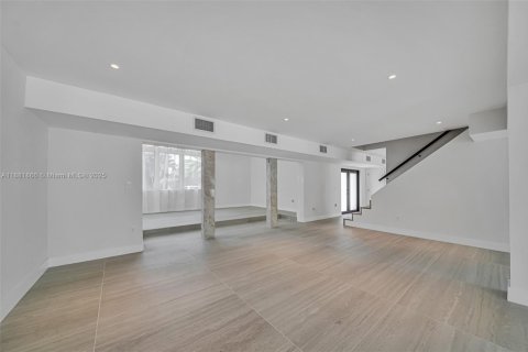 House in North Miami Beach, Florida 4 bedrooms, 299.05 sq.m. № 1929710 - photo 28