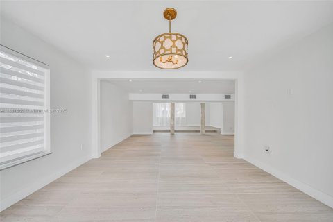 House in North Miami Beach, Florida 4 bedrooms, 299.05 sq.m. № 1929710 - photo 26