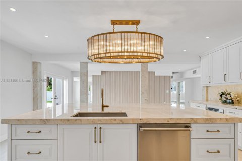 House in North Miami Beach, Florida 4 bedrooms, 299.05 sq.m. № 1929710 - photo 9