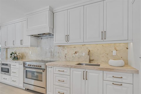 House in North Miami Beach, Florida 4 bedrooms, 299.05 sq.m. № 1929710 - photo 7