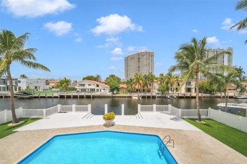 House in North Miami Beach, Florida 4 bedrooms, 299.05 sq.m. № 1929710 - photo 2