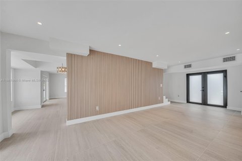 House in North Miami Beach, Florida 4 bedrooms, 299.05 sq.m. № 1929710 - photo 23