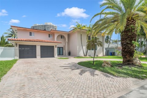 House in North Miami Beach, Florida 4 bedrooms, 299.05 sq.m. № 1929710 - photo 18