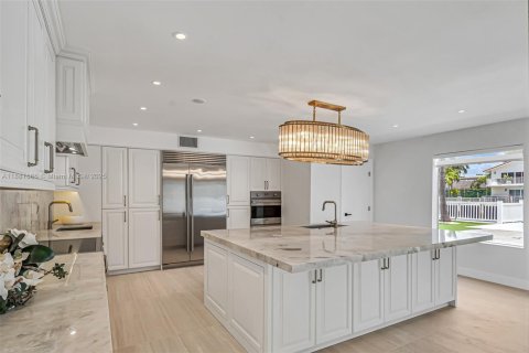 House in North Miami Beach, Florida 4 bedrooms, 299.05 sq.m. № 1929710 - photo 14