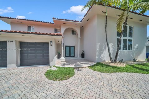 House in North Miami Beach, Florida 4 bedrooms, 299.05 sq.m. № 1929710 - photo 17