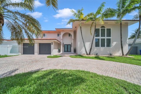 House in North Miami Beach, Florida 4 bedrooms, 299.05 sq.m. № 1929710 - photo 1