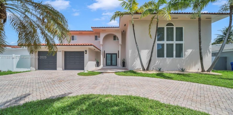 House in North Miami Beach, Florida 4 bedrooms, 299.05 sq.m. № 1929710