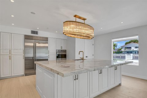 House in North Miami Beach, Florida 4 bedrooms, 299.05 sq.m. № 1929710 - photo 6