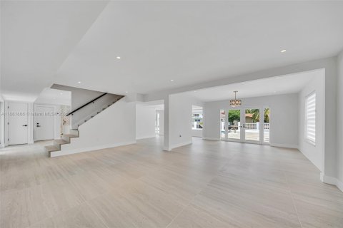 House in North Miami Beach, Florida 4 bedrooms, 299.05 sq.m. № 1929710 - photo 29