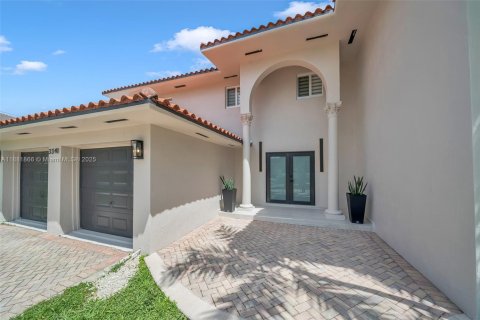 House in North Miami Beach, Florida 4 bedrooms, 299.05 sq.m. № 1929710 - photo 20