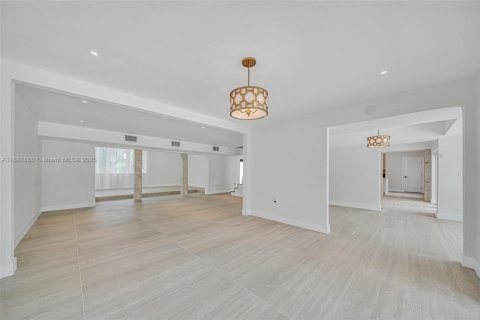 House in North Miami Beach, Florida 4 bedrooms, 299.05 sq.m. № 1929710 - photo 27
