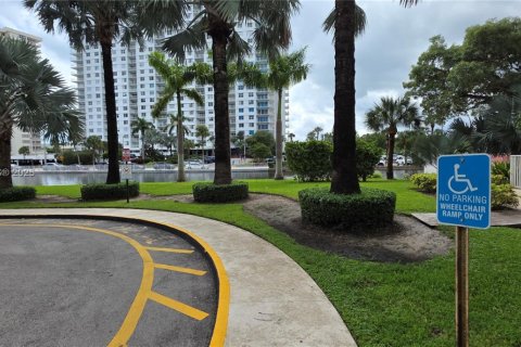 Condominio en alquiler en Sunny Isles Beach, Florida, 1 dormitorio, 65.5 m2 № 1948239 - foto 26