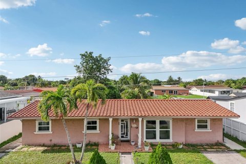 Casa en Miami Gardens, Florida 3 dormitorios, 180.04 m2 № 1999294