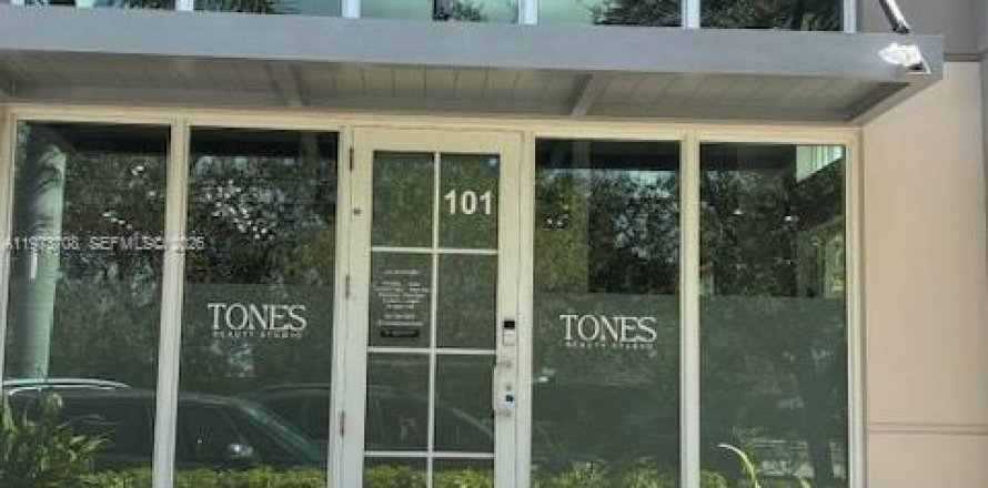 Commercial property in Miramar, Florida № 2033339