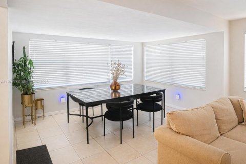 House in Wilton Manors, Florida 3 bedrooms, 98.66 sq.m. № 2041007