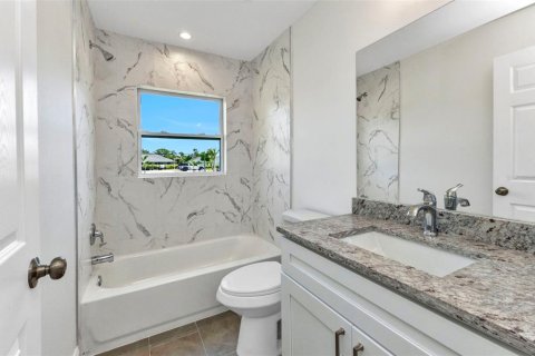House in North Port, Florida 4 bedrooms, 135.54 sq.m. № 1818903 - photo 23