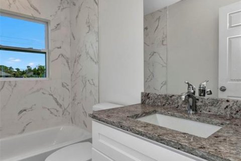 House in North Port, Florida 4 bedrooms, 135.54 sq.m. № 1818903 - photo 24
