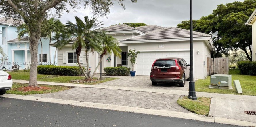 House in Homestead, Florida 4 bedrooms, 175.49 sq.m. № 1874720