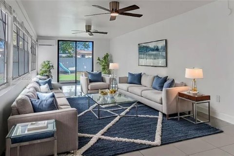 Commercial property in Miami Beach, Florida № 2008914 - photo 9