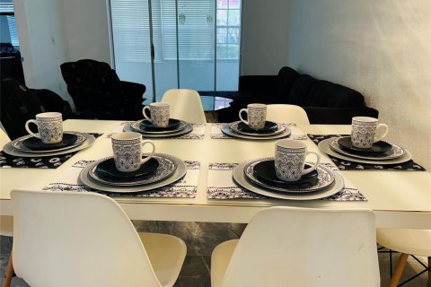 Condo in Sunrise, Florida, 2 bedrooms № 2182343 - photo 4