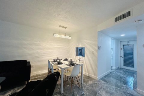 Condo in Sunrise, Florida, 2 bedrooms № 2182343 - photo 13