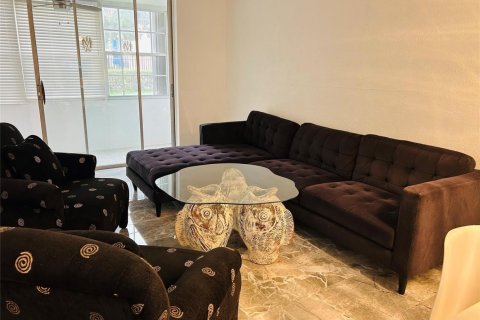Condo in Sunrise, Florida, 2 bedrooms № 2182343 - photo 6