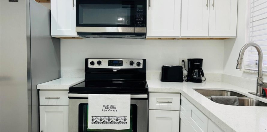 Condo in Sunrise, Florida, 2 bedrooms № 2182343