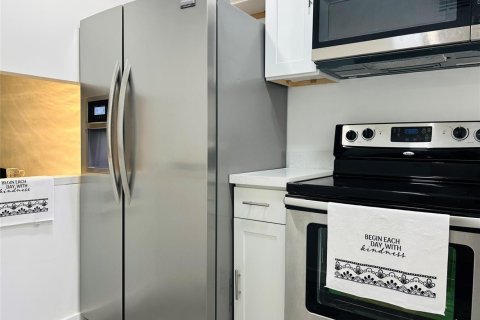 Condo in Sunrise, Florida, 2 bedrooms № 2182343 - photo 2