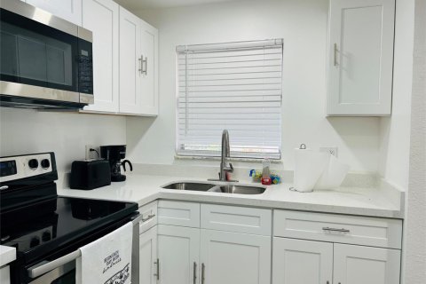 Condo in Sunrise, Florida, 2 bedrooms № 2182343 - photo 3