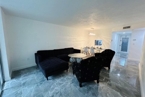 Condo in Sunrise, Florida, 2 bedrooms № 2182343 - photo 12