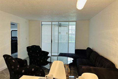 Condo in Sunrise, Florida, 2 bedrooms № 2182343 - photo 5