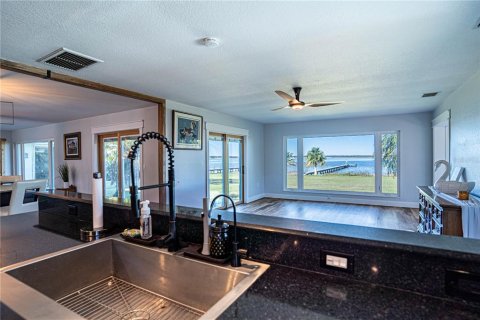 House in Winter Haven, Florida 4 bedrooms, 273.78 sq.m. № 1548680 - photo 6