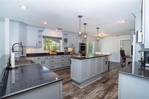 House in Winter Haven, Florida 4 bedrooms, 273.78 sq.m. № 1548680 - photo 7