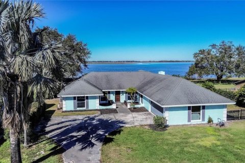 House in Winter Haven, Florida 4 bedrooms, 273.78 sq.m. № 1548680 - photo 1