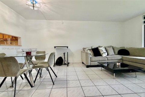 Apartment in Miami, Florida 1 bedroom, 65.5 sq.m. № 2077416 - photo 5