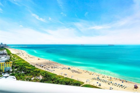 Condo in Miami Beach, Florida, 2 bedrooms  № 1996807 - photo 12