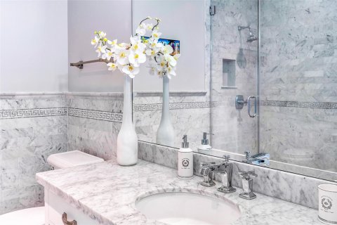 Condo in Miami Beach, Florida, 2 bedrooms  № 1996807 - photo 10