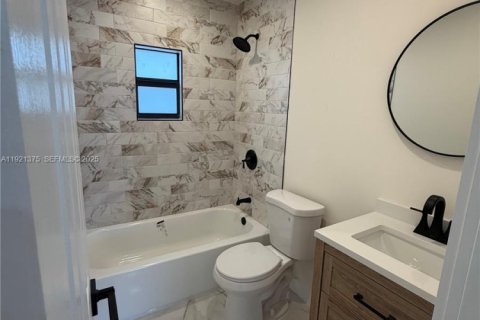 House in Miami, Florida 3 bedrooms, 98.38 sq.m. № 1986029 - photo 12