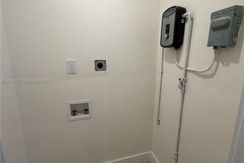 House in Miami, Florida 3 bedrooms, 98.38 sq.m. № 1986029 - photo 13