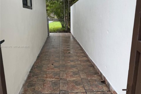 House in Miami, Florida 3 bedrooms, 98.38 sq.m. № 1986029 - photo 3