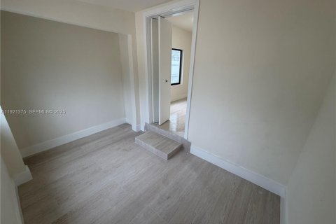 House in Miami, Florida 3 bedrooms, 98.38 sq.m. № 1986029 - photo 8
