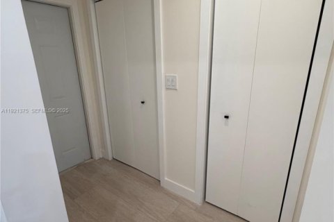 House in Miami, Florida 3 bedrooms, 98.38 sq.m. № 1986029 - photo 14