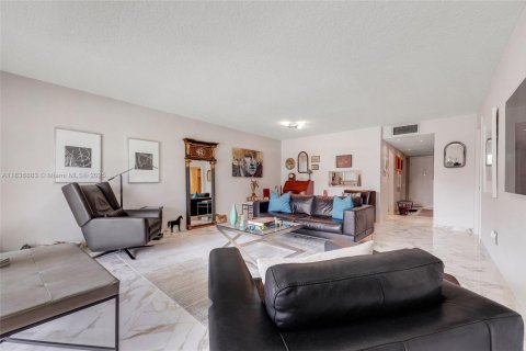 Condo in Miami, Florida, 2 bedrooms  № 1821650 - photo 11