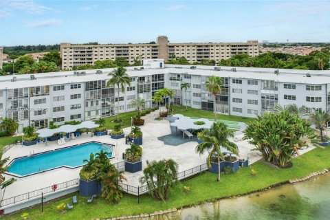 Condo in Miami, Florida, 2 bedrooms  № 1821650 - photo 9