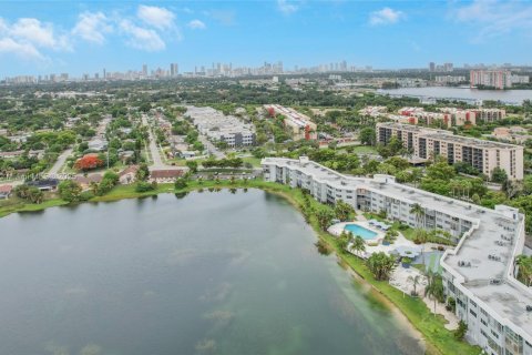 Condo in Miami, Florida, 2 bedrooms  № 1821650 - photo 6