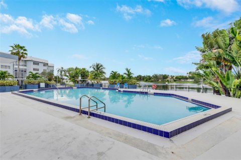 Condo in Miami, Florida, 2 bedrooms  № 1821650 - photo 4