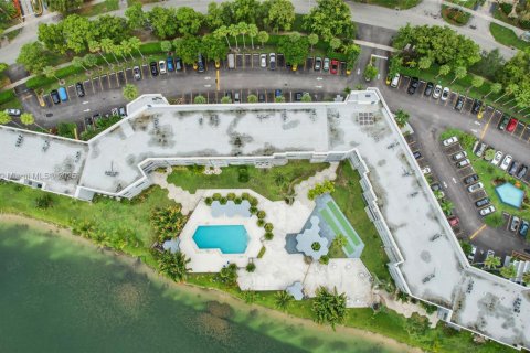 Condo in Miami, Florida, 2 bedrooms  № 1821650 - photo 7