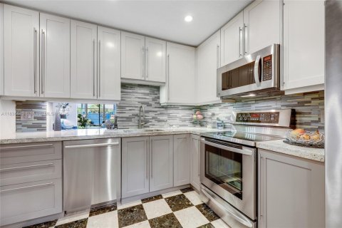 Condo in Miami, Florida, 2 bedrooms  № 1821650 - photo 15
