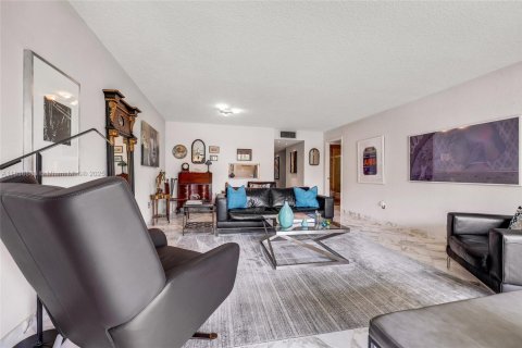 Condo in Miami, Florida, 2 bedrooms  № 1821650 - photo 10
